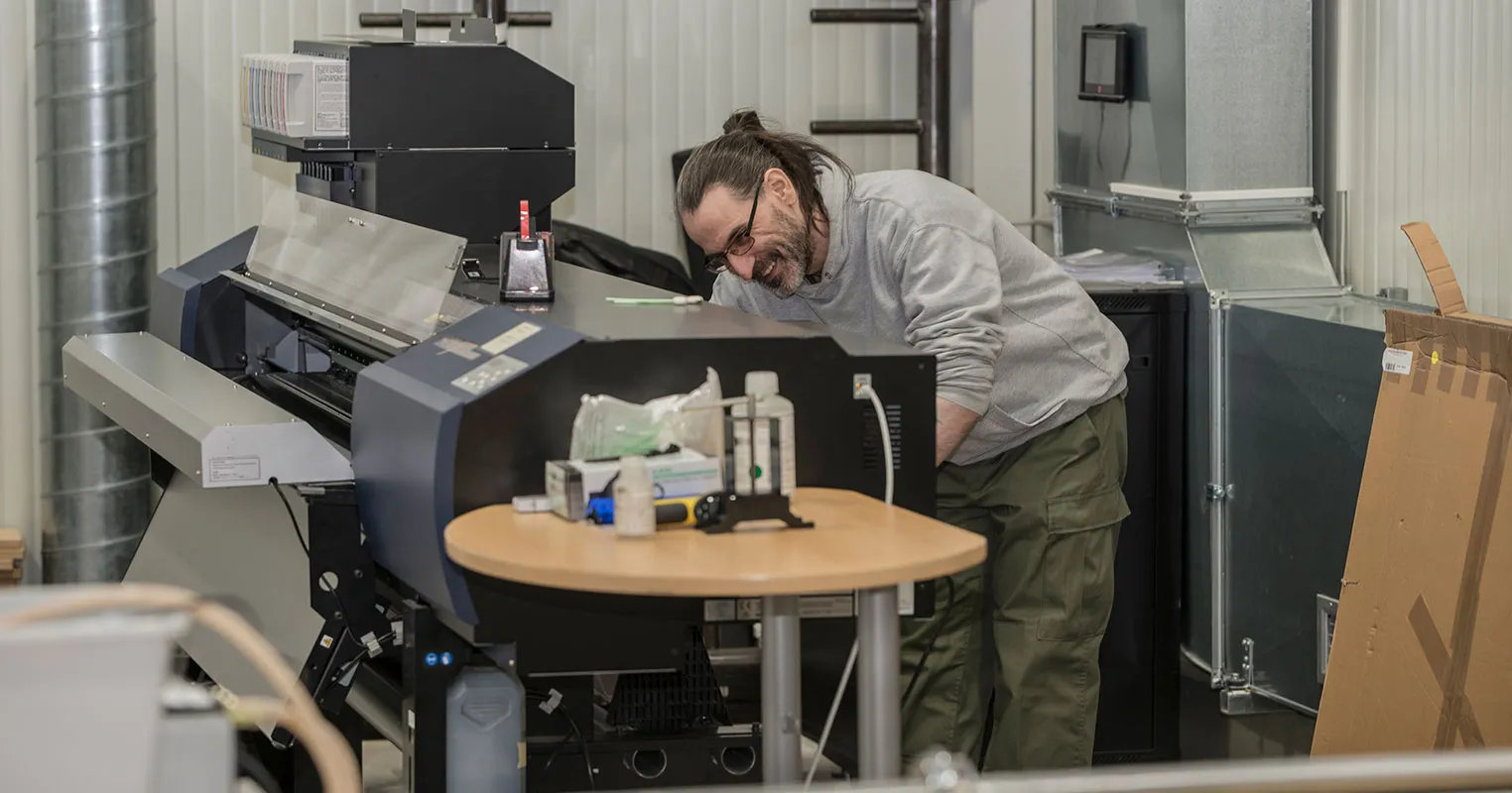 DTF-Druckproduktion mit Großformatdrucker