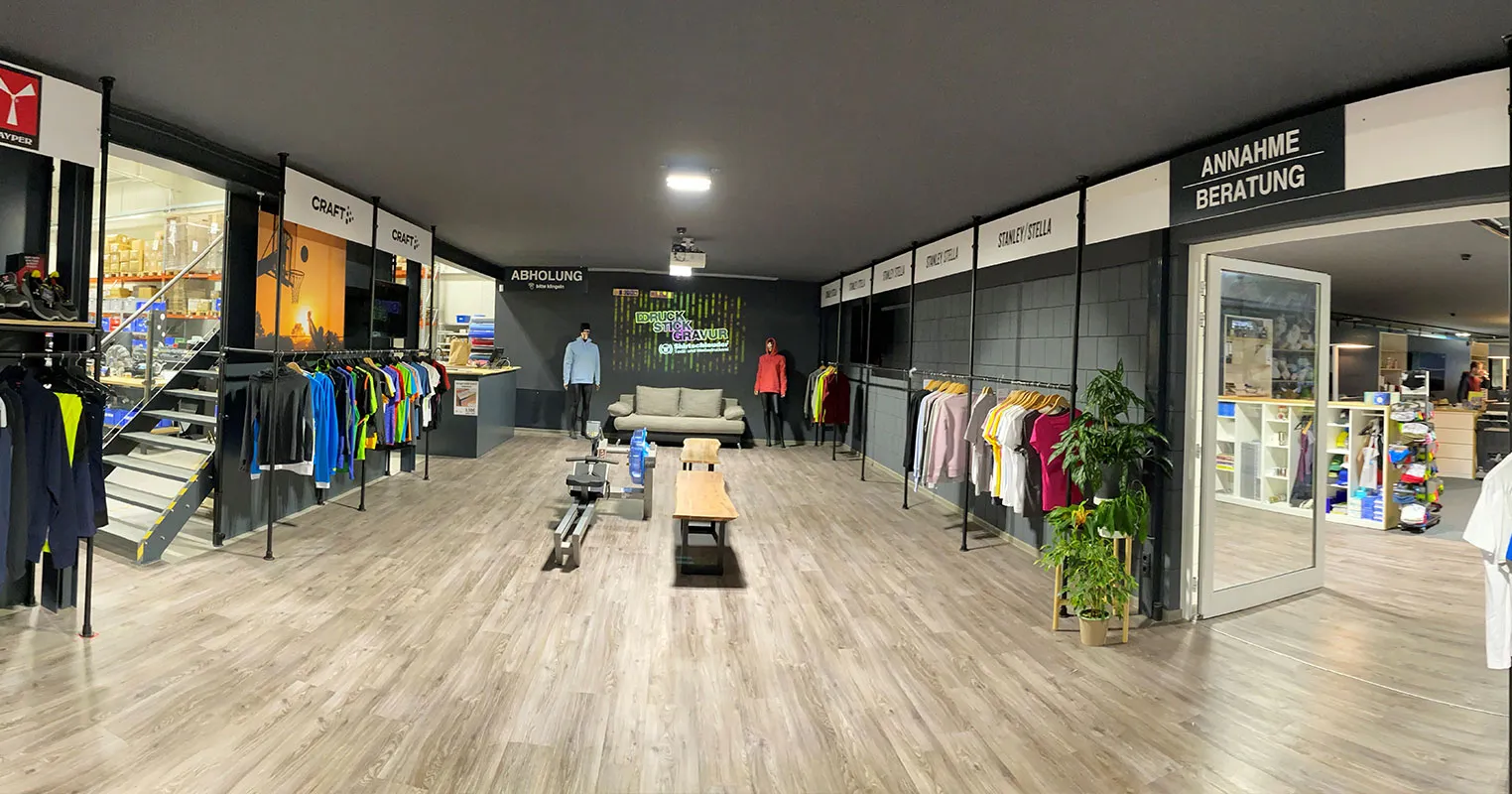WERKLOOP Showroom mit Markenkleidung und Beratungsbereich