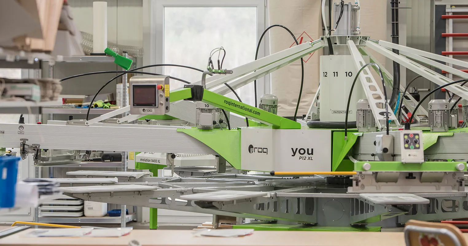 ROQ P12 XL Siebdruckkarussell in der Produktion