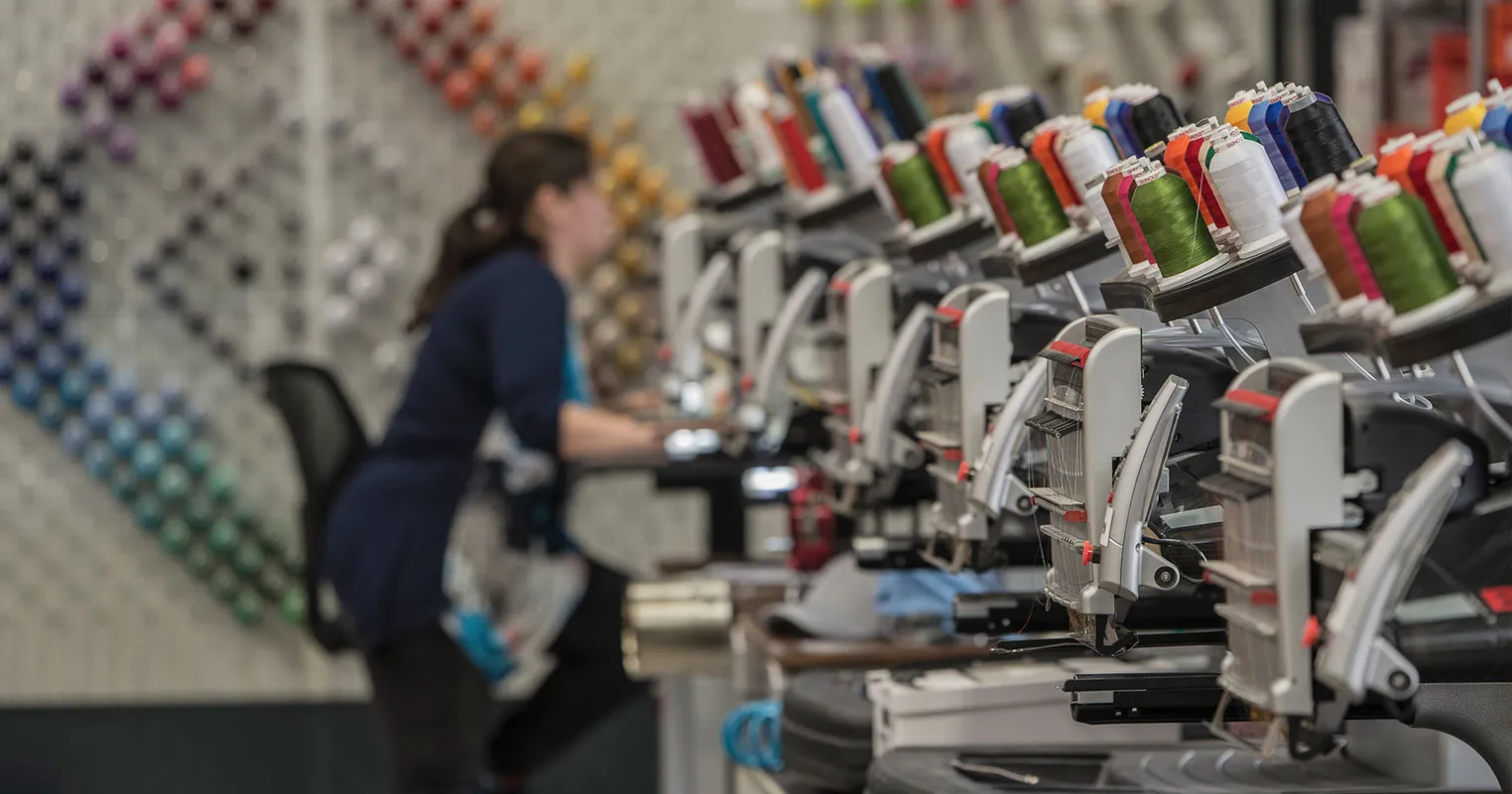 Industrielle Stickmaschinen mit hunderten Garnfarben